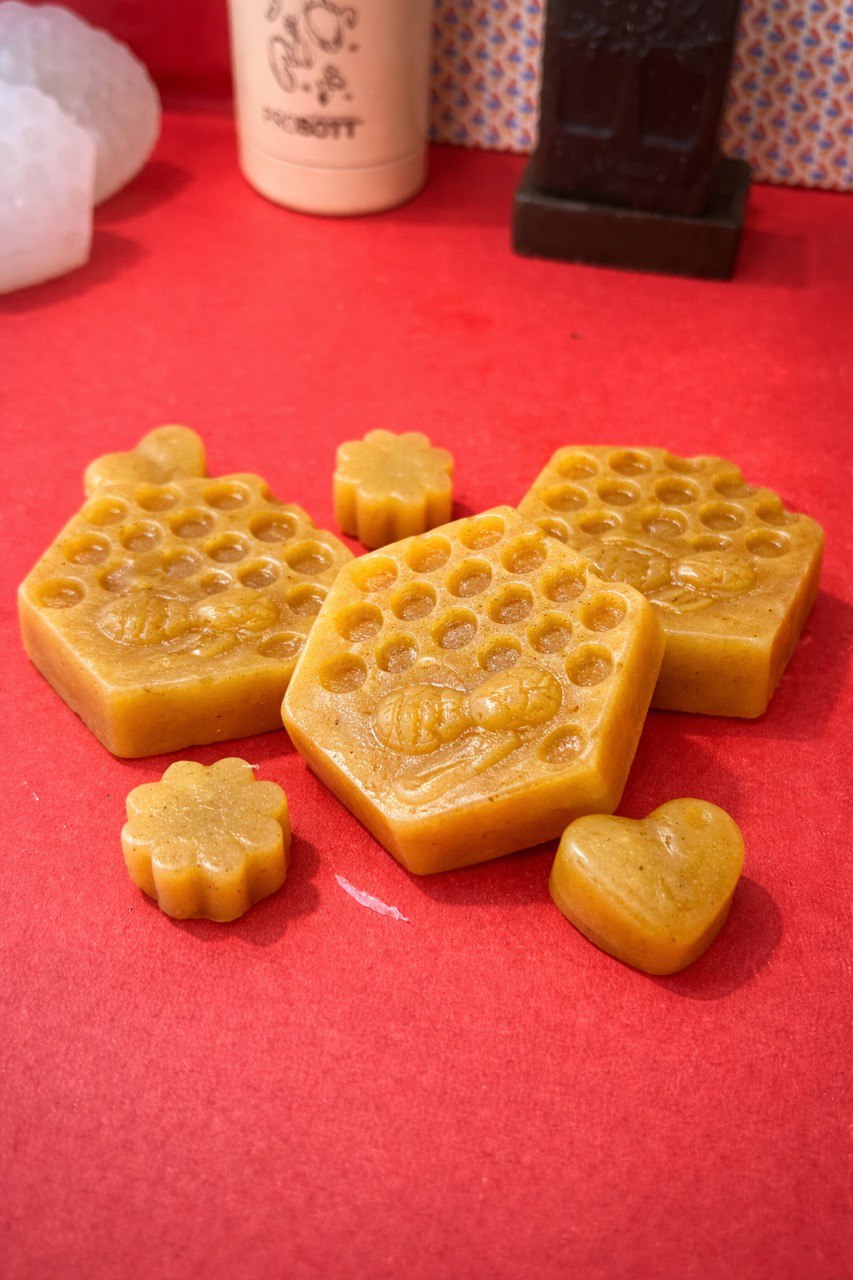 NuskaWellness De-Tan Herbal Soap (Gold)